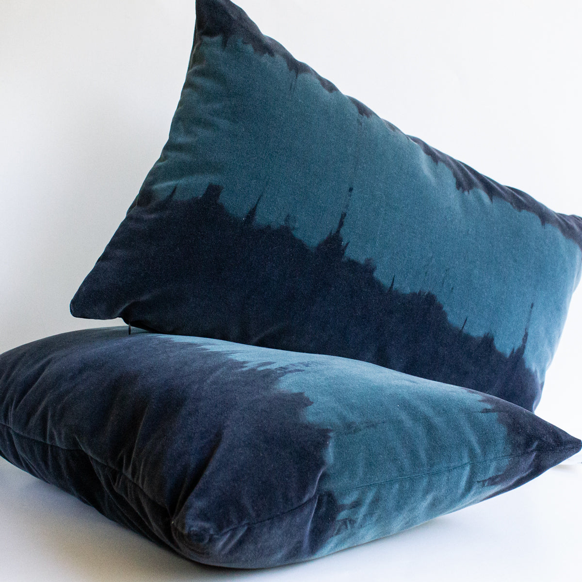 Set 2 Cojines Terciopelo de Algodón Horizontes en Verde Shibori by Paula Délano