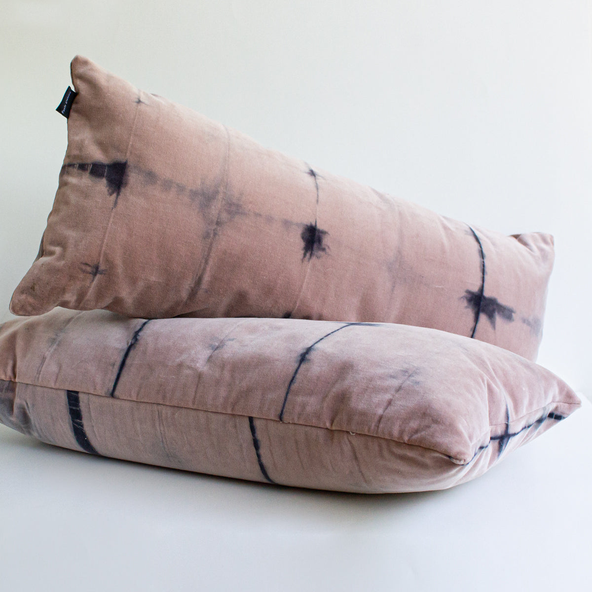 Set 2 Cojines Terciopelo de Algodón Trazos en Rosa Shibori by Paula Délano