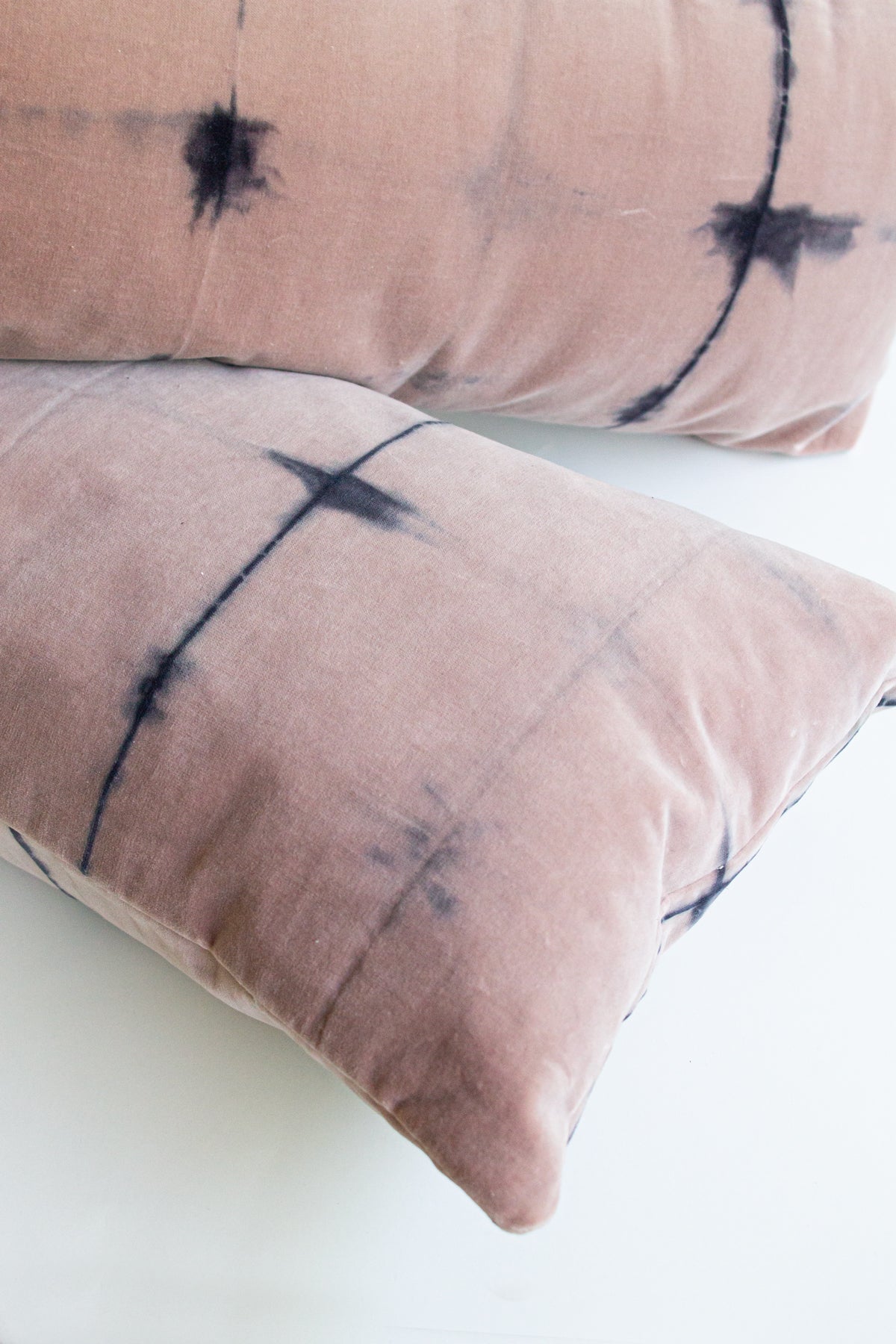 Set 2 Cojines Terciopelo de Algodón Trazos en Rosa Shibori by Paula Délano