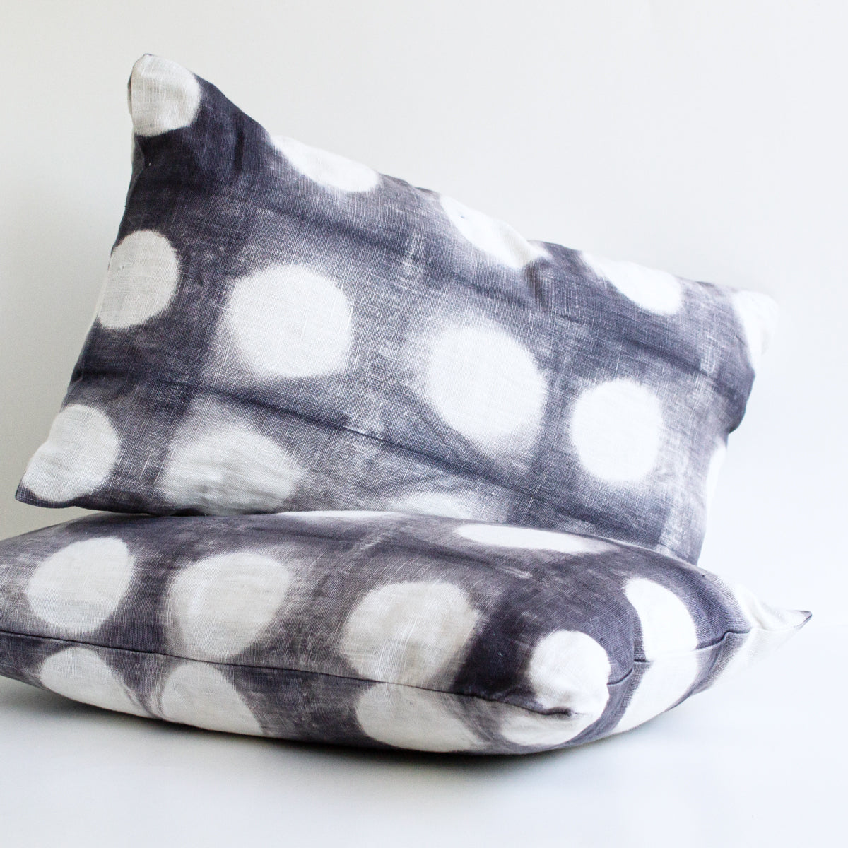 Set 2 Cojines Lino Lunares en Gris Shibori by Paula Délano
