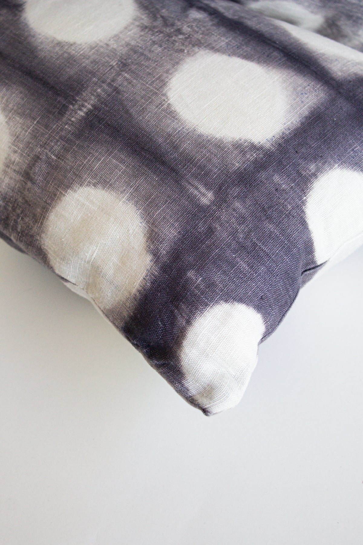 Set 2 Cojines Lino Lunares en Gris Shibori by Paula Délano