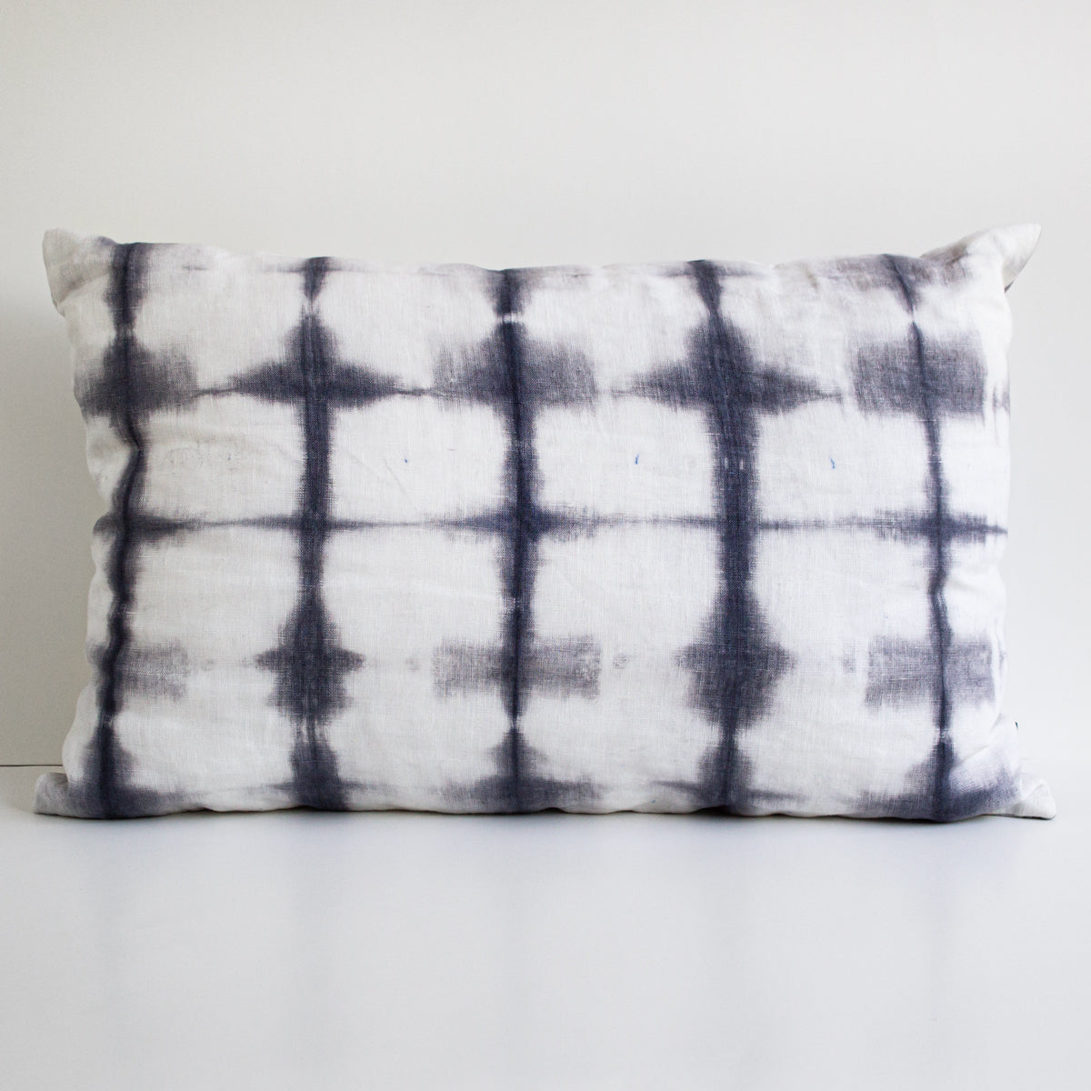 Set 2 Cojines Lino Trazos en Gris Shibori by Paula Délano