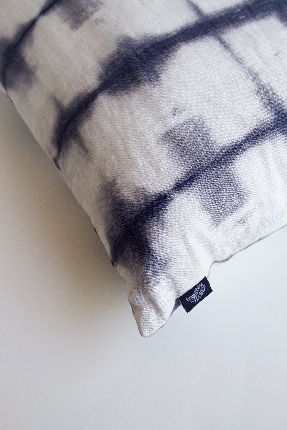 Set 2 Cojines Lino Trazos en Gris Shibori by Paula Délano