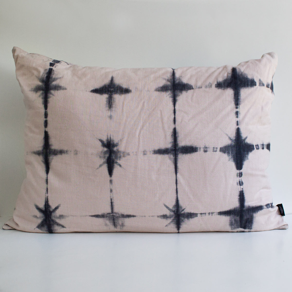 Set 2 Cojines Lino Trazos en Rosa II Gris Shibori by Paula Délano