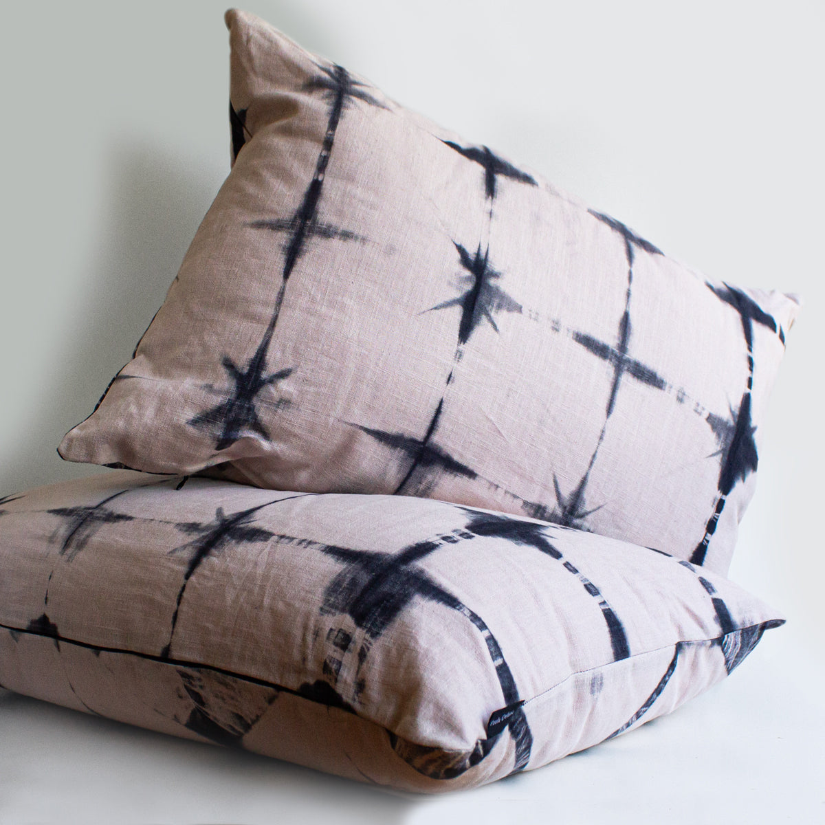 Set 2 Cojines Lino Trazos en Rosa II Gris Shibori by Paula Délano