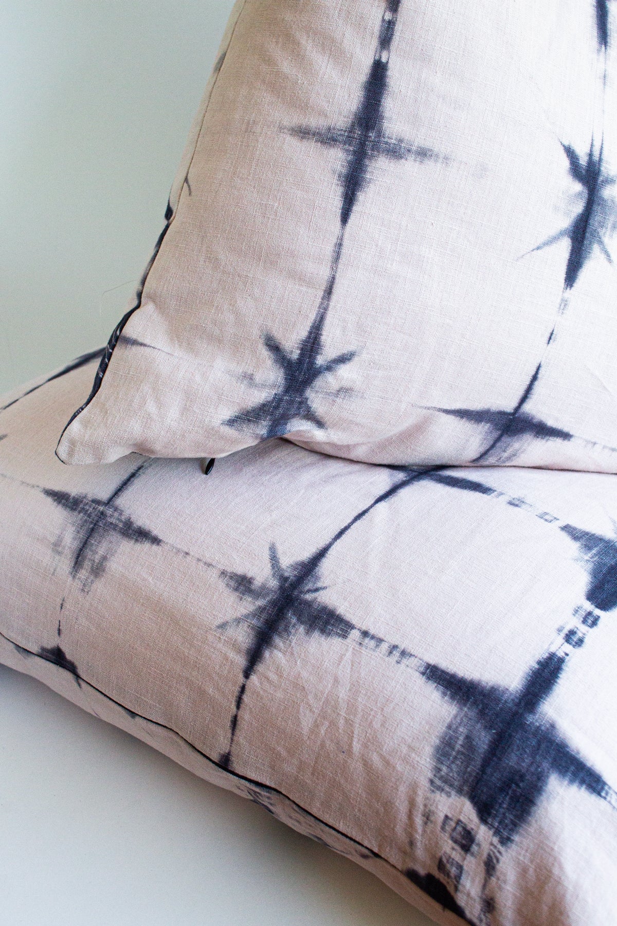 Set 2 Cojines Lino Trazos en Rosa II Gris Shibori by Paula Délano