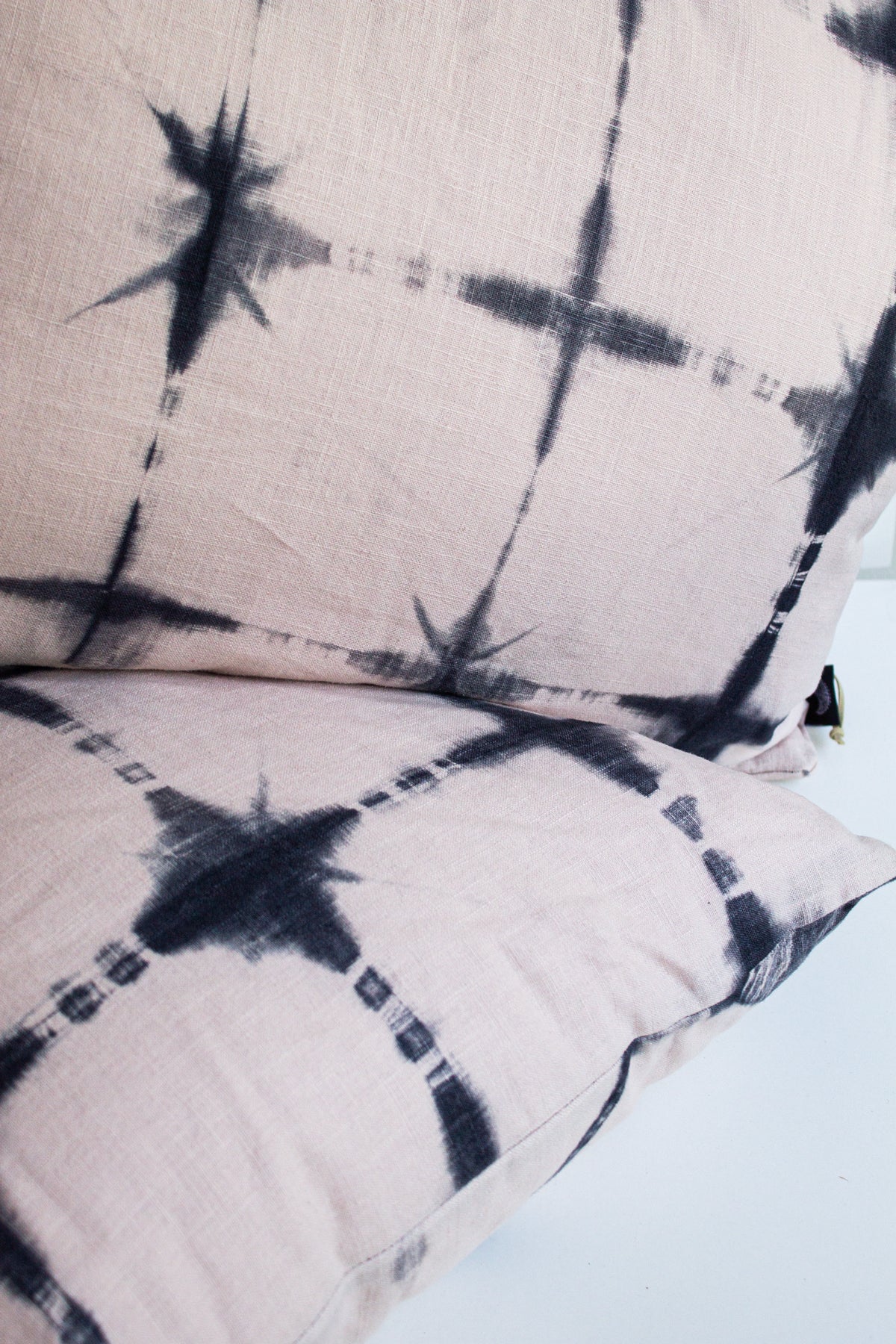 Set 2 Cojines Lino Trazos en Rosa II Gris Shibori by Paula Délano
