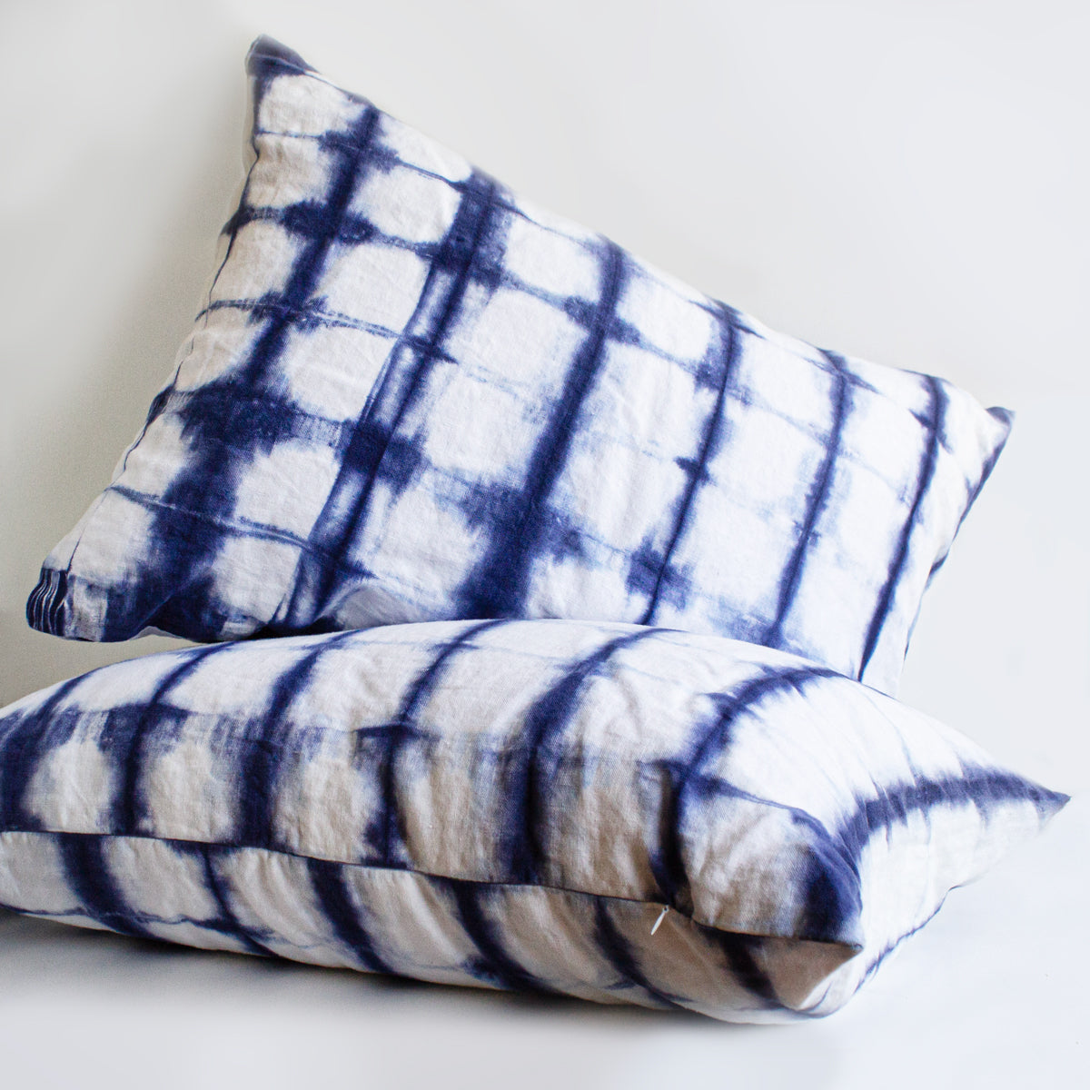 Set 2 Cojines Lino Trazos Marinos Shibori by Paula Délano