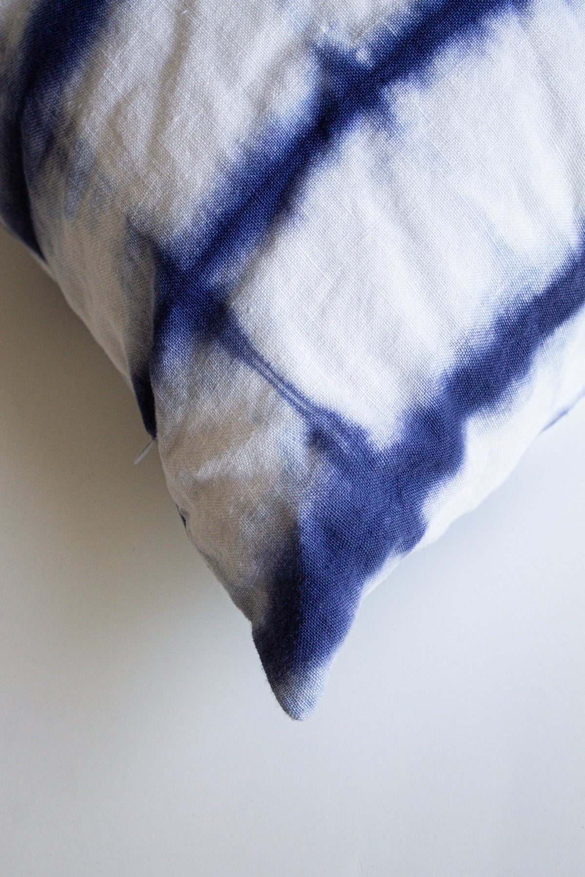 Set 2 Cojines Lino Trazos Marinos Shibori by Paula Délano