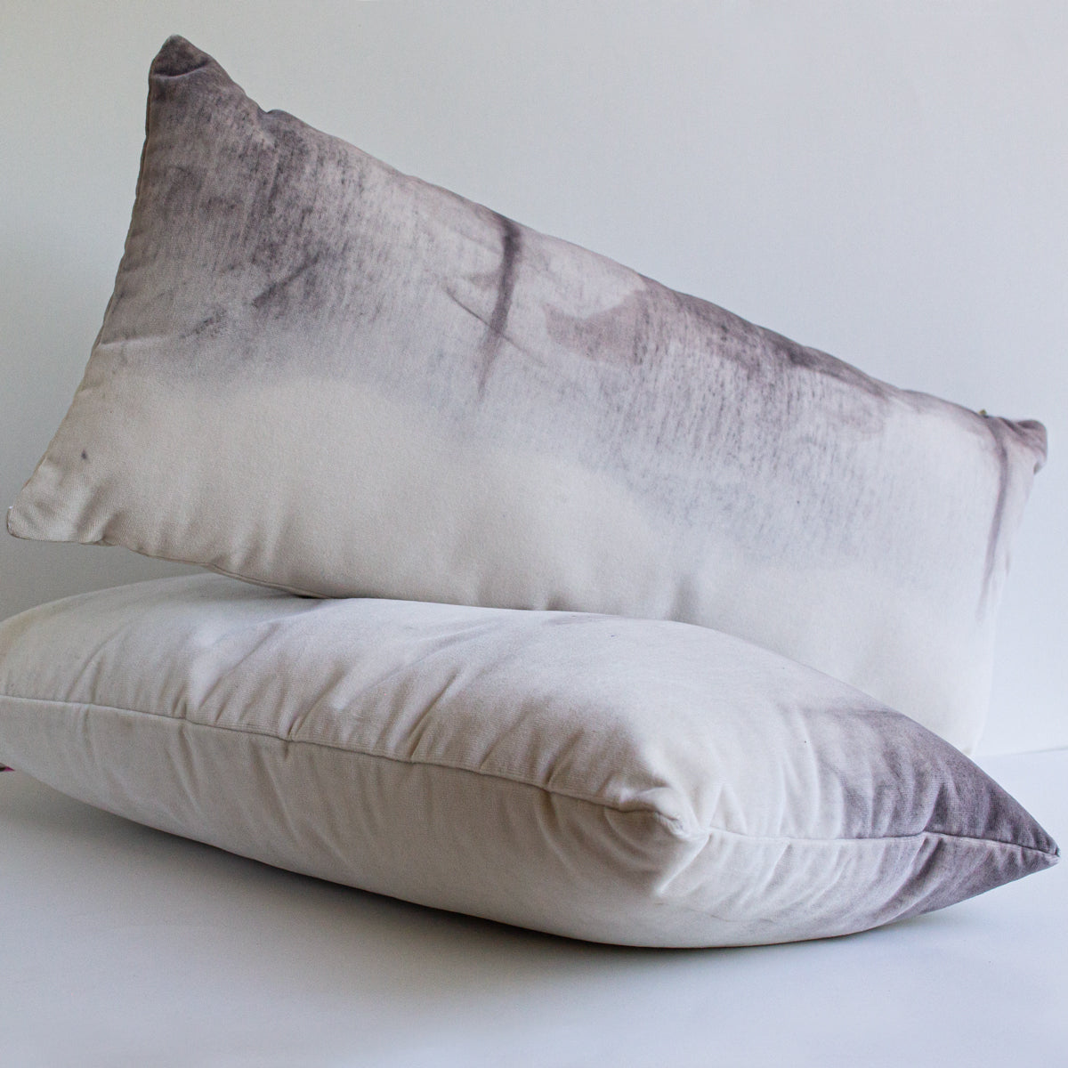 Set 2 Cojines Terciopelo de Algodón Marino en Gris Shibori by Paula Délano