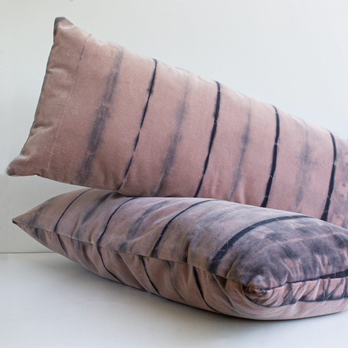 Set 2 Cojines Terciopelo de Algodón Líneas en Rosa Shibori by Paula Délano
