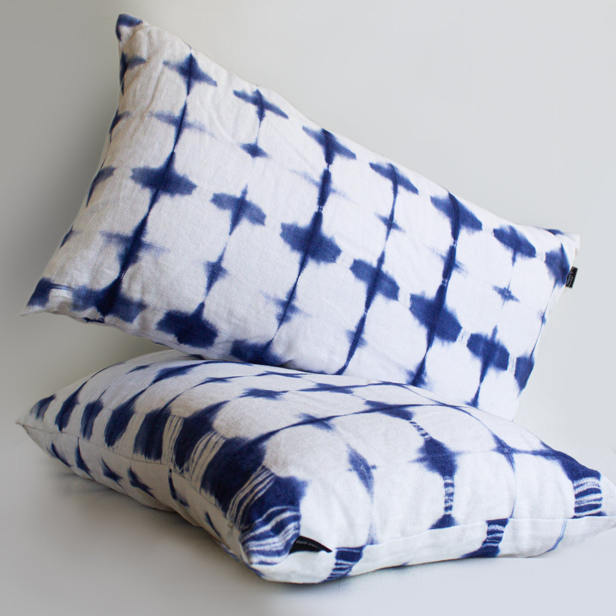 Set 2 Cojines Lino Tinta en Azul Shibori by Paula Délano