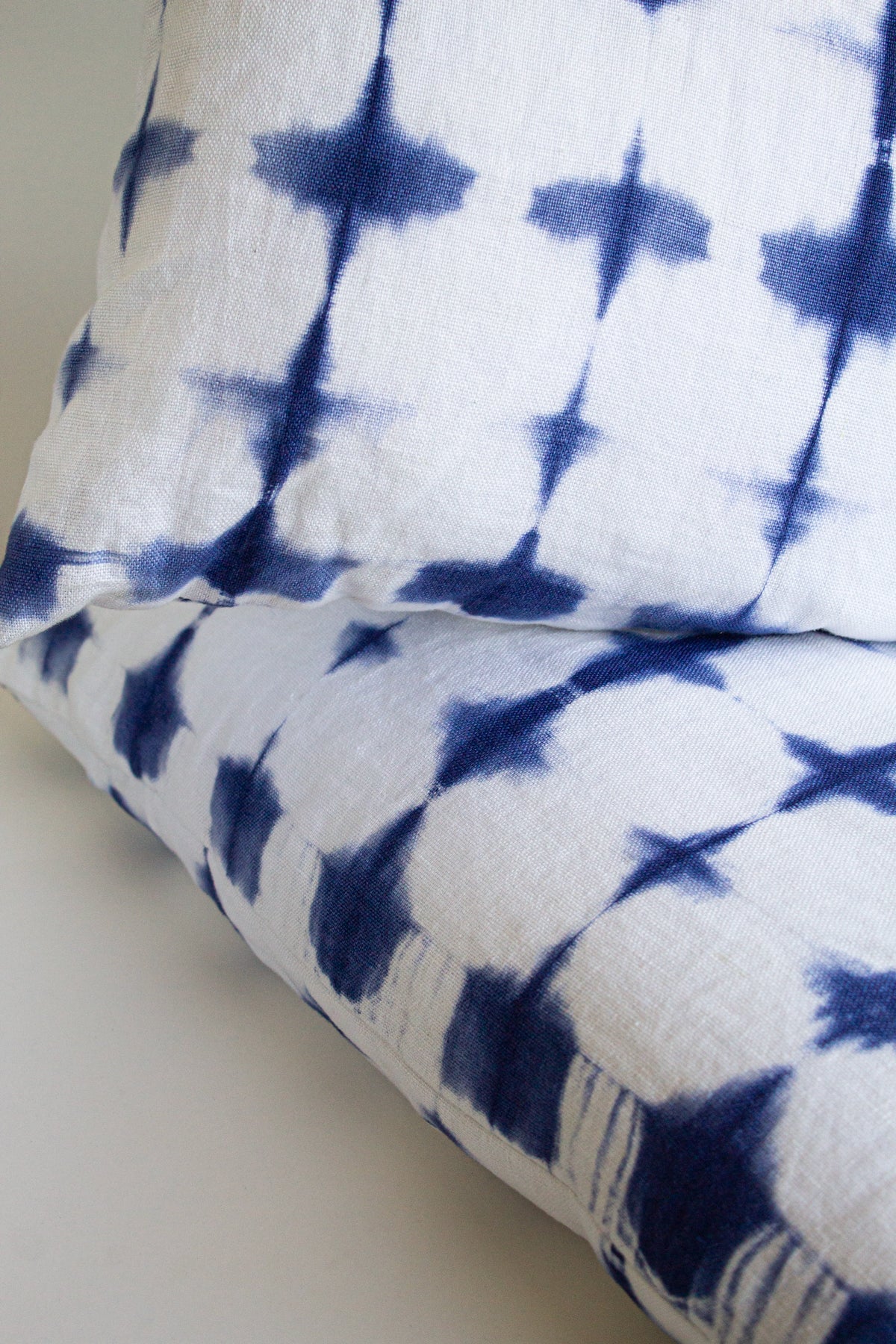 Set 2 Cojines Lino Tinta en Azul Shibori by Paula Délano