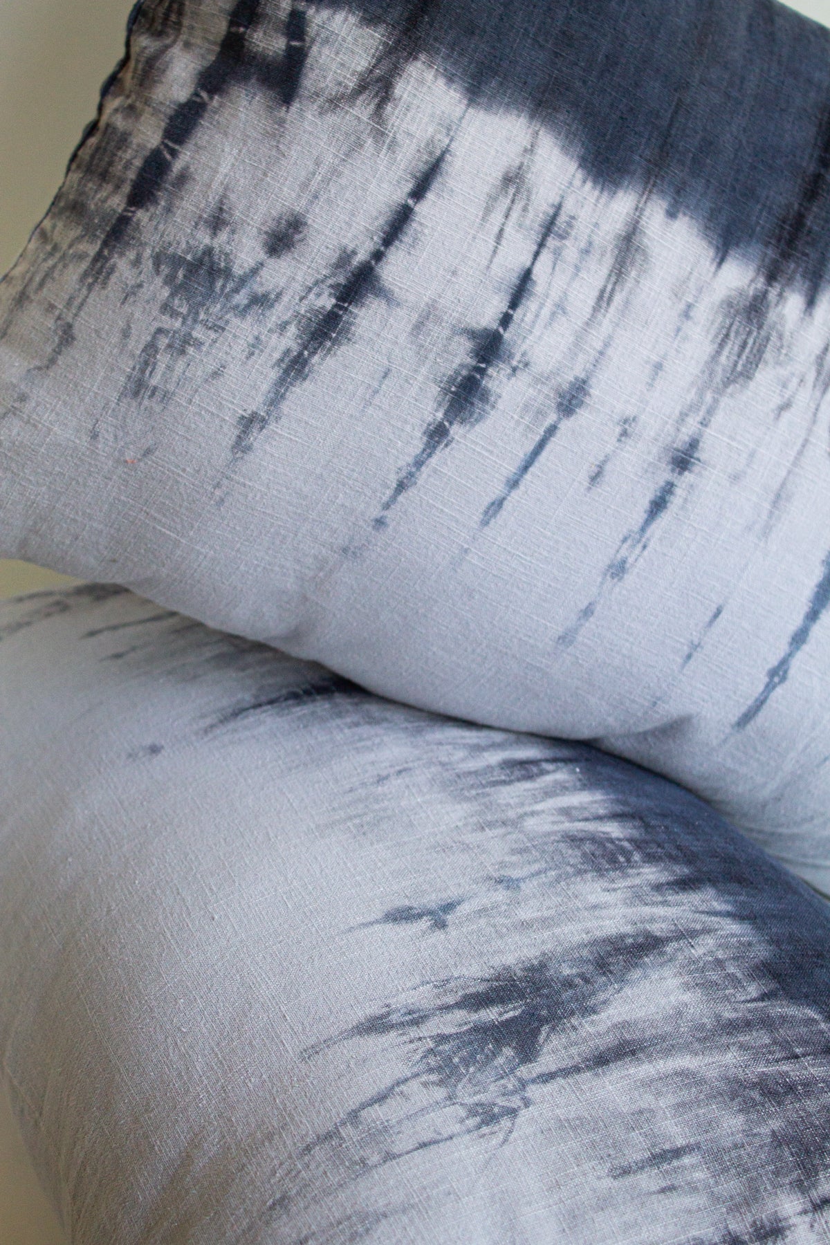 Set 2 Cojines Lino Amanecer en el Bosque Shibori by Paula Délano