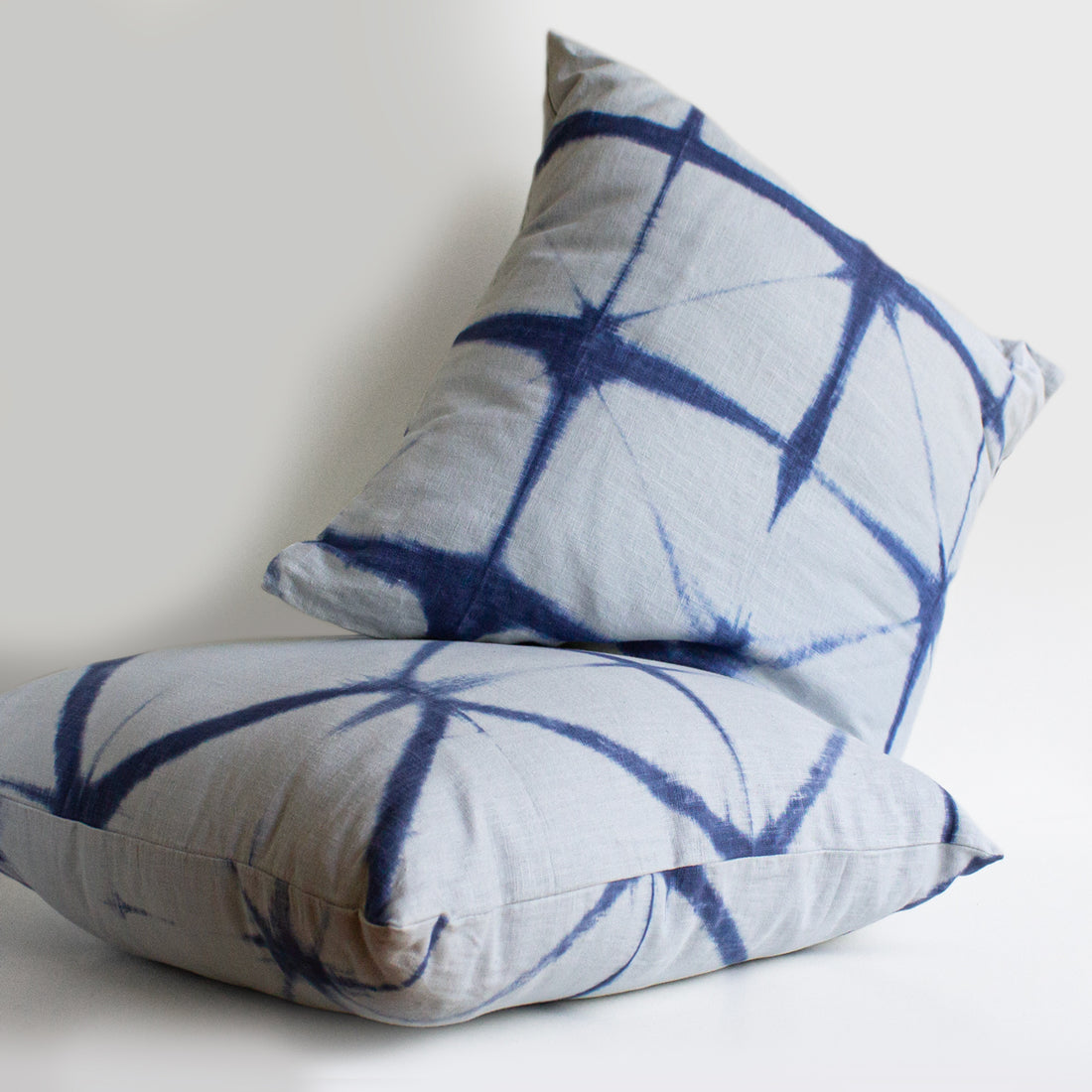 Set 2 Cojines Lino Estrellas en Azul Shibori by Paula Délano
