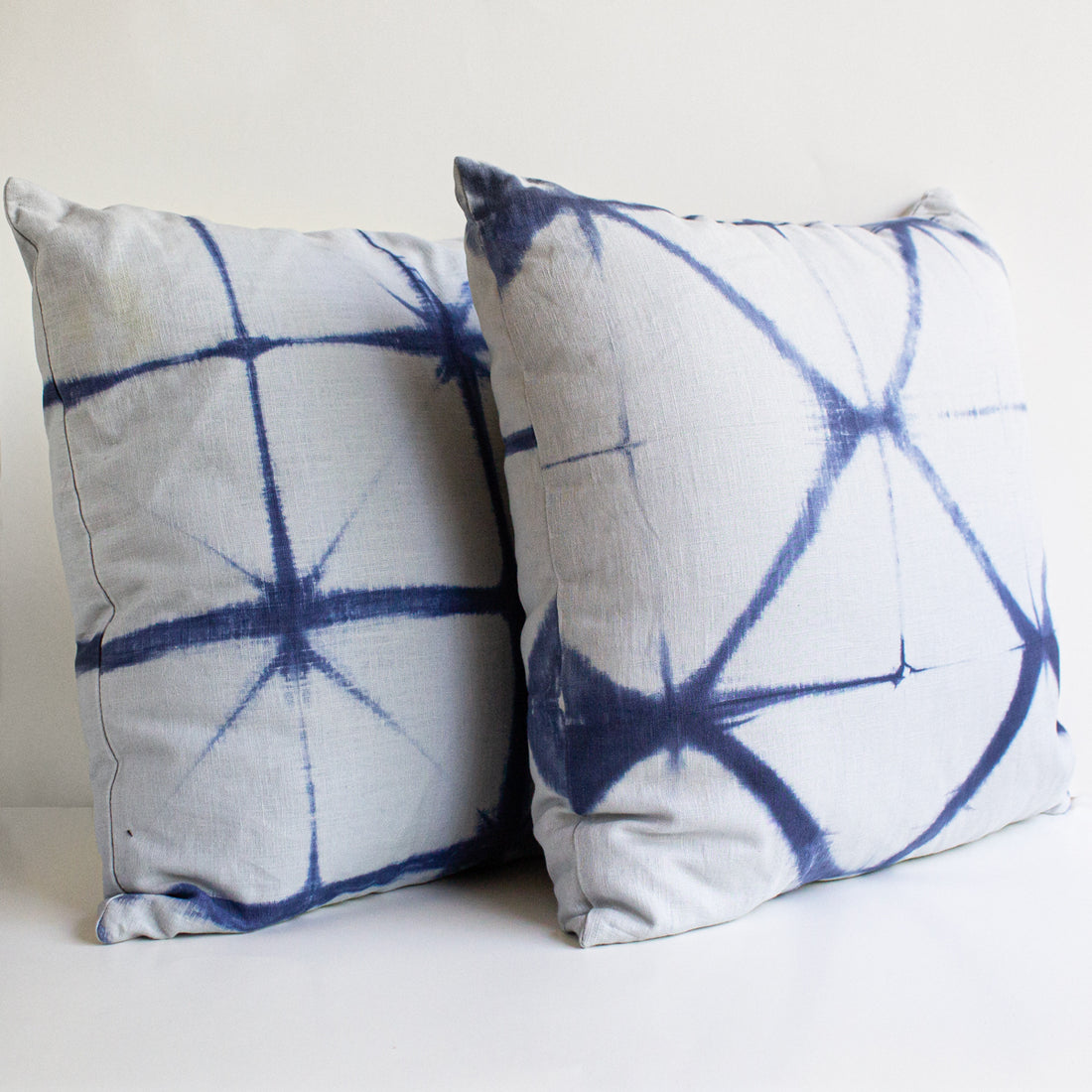 Set 2 Cojines Lino Estrellas en Azul II Shibori by Paula Délano