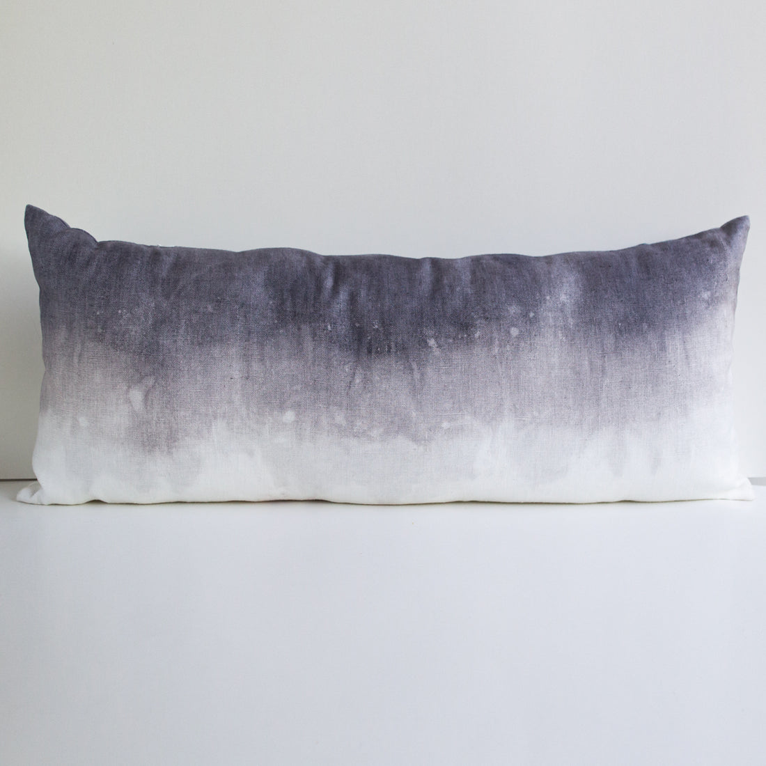 Cojin Lino Oceano en Gris Shibori by Paula Délano