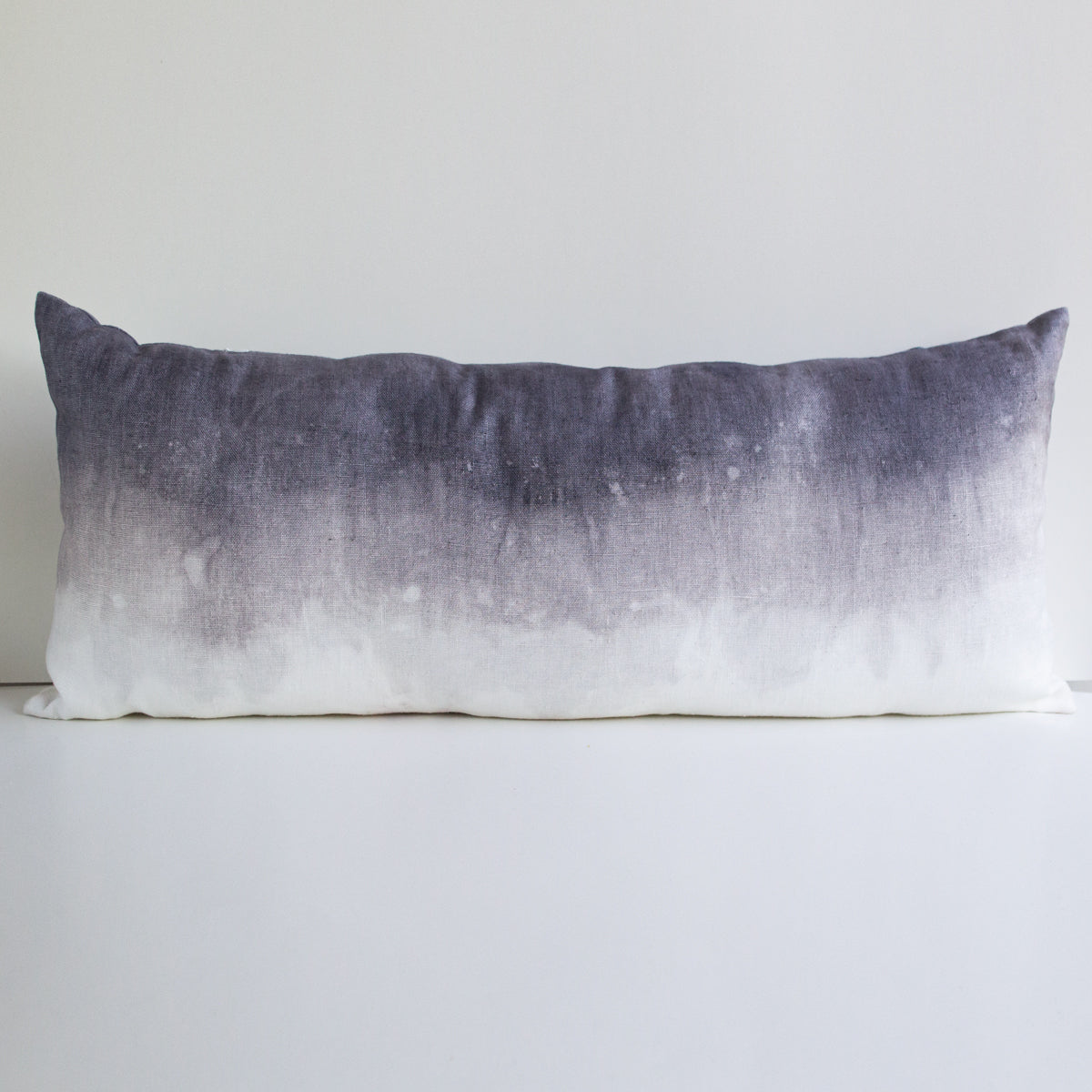 Cojin Lino Oceano en Gris Shibori by Paula Délano