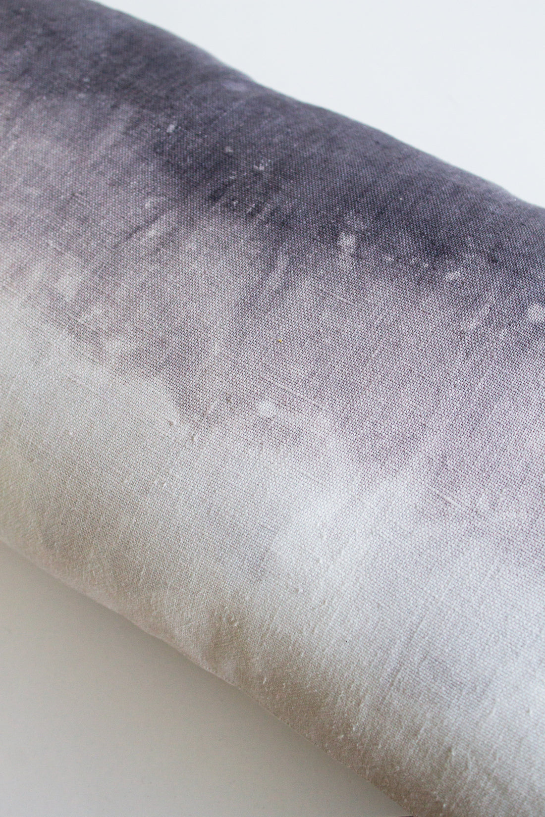 Cojin Lino Oceano en Gris Shibori by Paula Délano