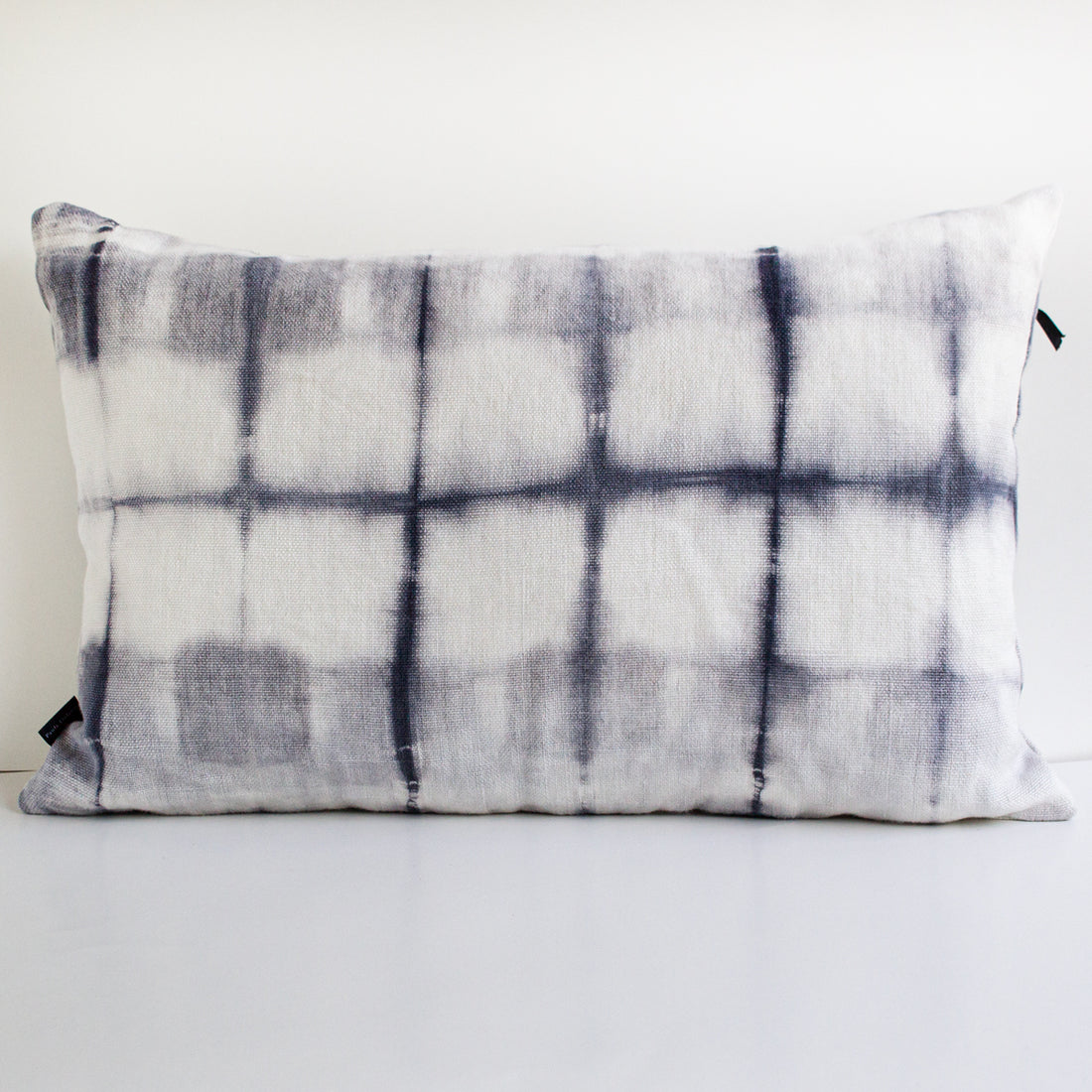 Cojin Lino Líneas Azul Shibori by Paula Délano