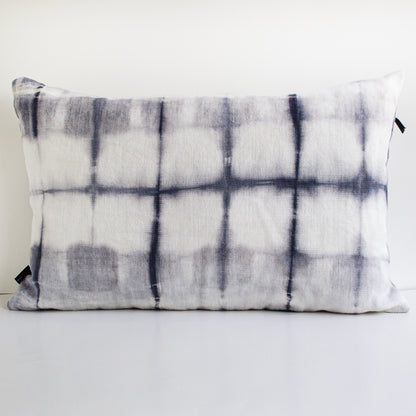 Cojin Lino Líneas Azul Shibori by Paula Délano