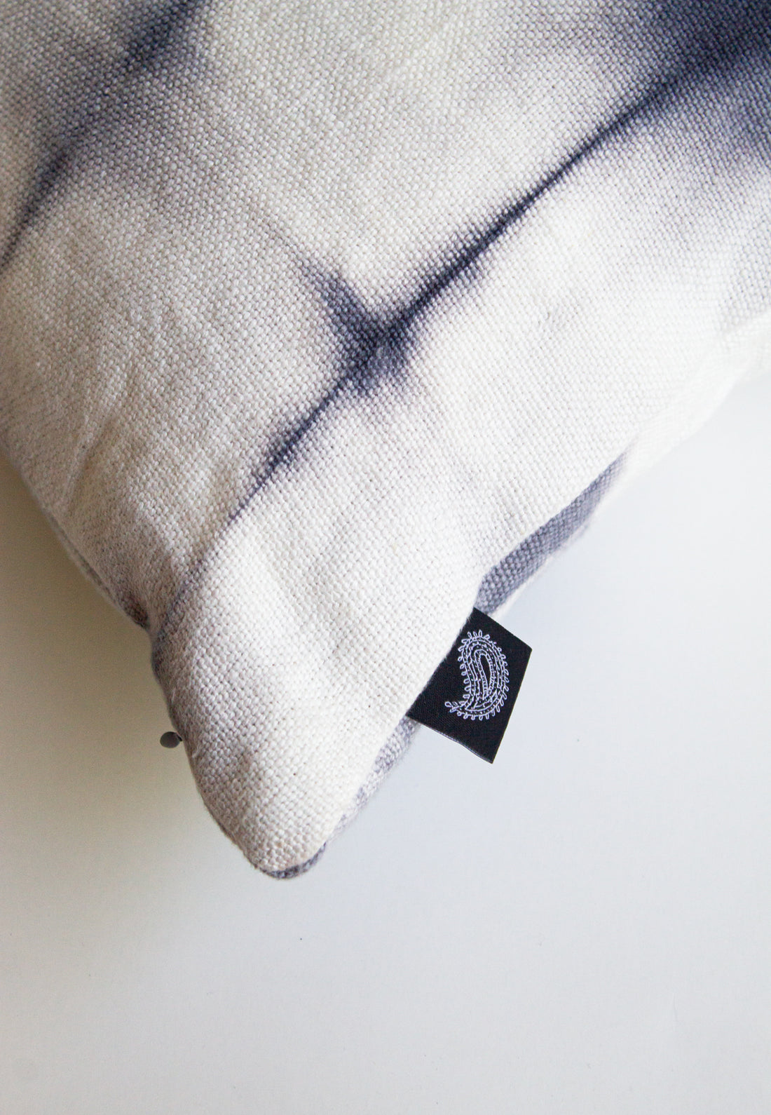Cojin Lino Líneas Azul Shibori by Paula Délano