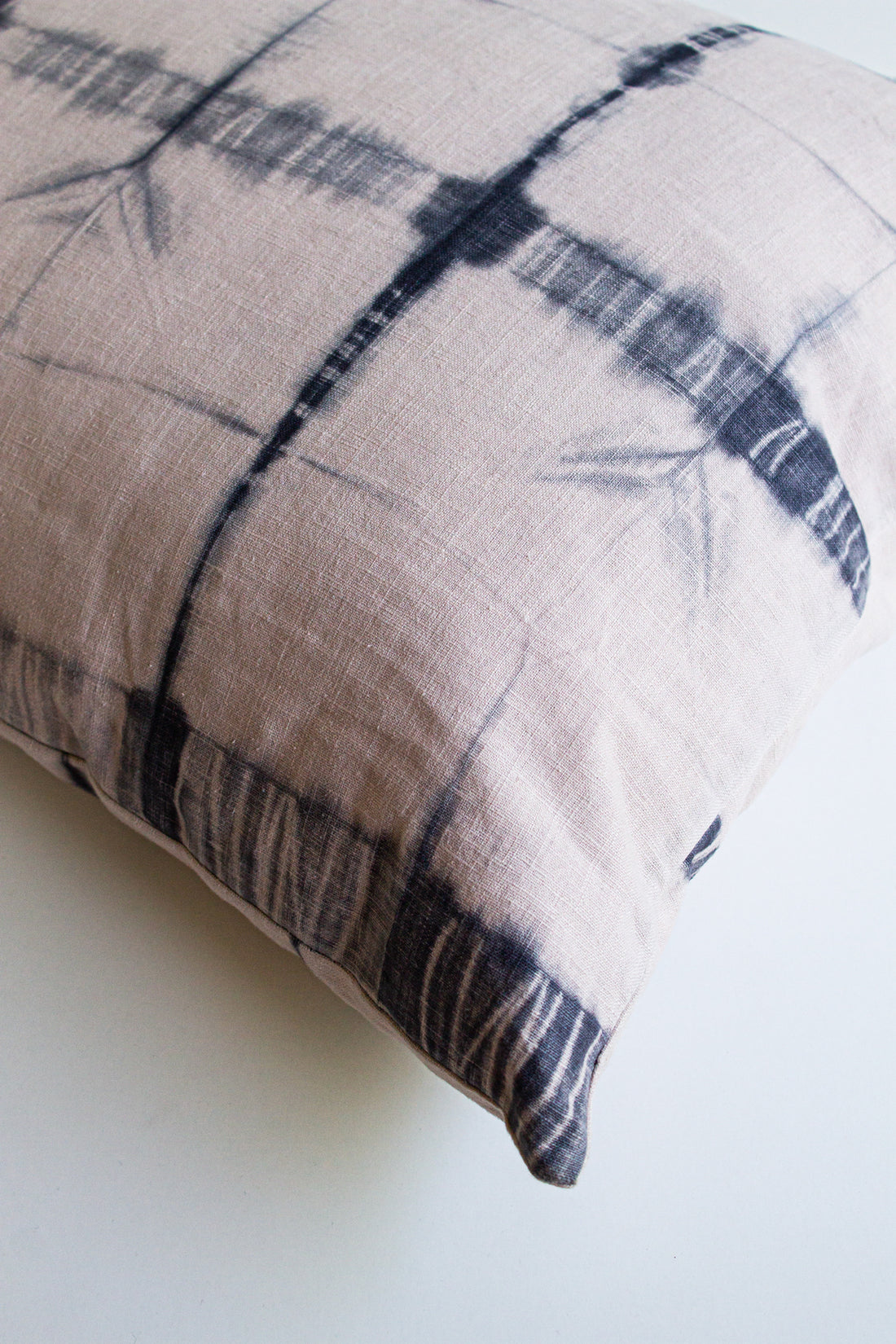 Set 2 Cojines Lino Líneas en Gris y Rosa Shibori by Paula Délano