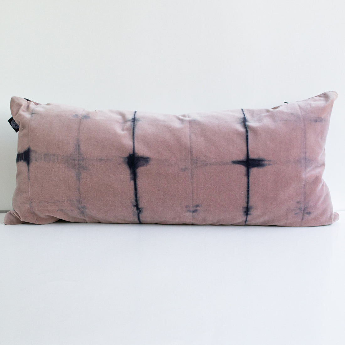Set 2 Cojines Terciopelo de Algodón Trazos en Rosa Shibori by Paula Délano