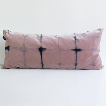 Set 2 Cojines Terciopelo de Algodón Trazos en Rosa Shibori by Paula Délano