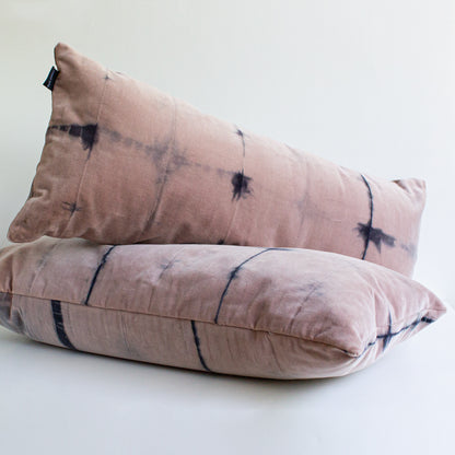 Set 2 Cojines Terciopelo de Algodón Trazos en Rosa Shibori by Paula Délano