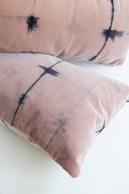 Set 2 Cojines Terciopelo de Algodón Trazos en Rosa Shibori by Paula Délano