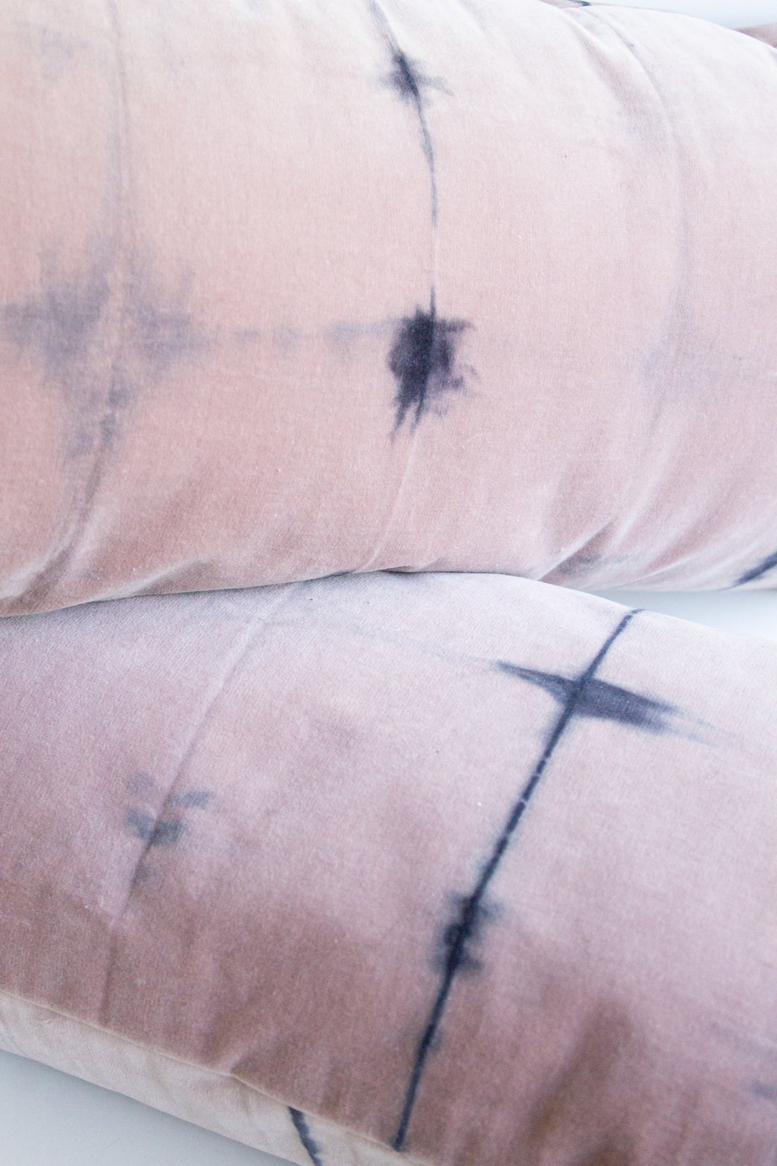 Set 2 Cojines Terciopelo de Algodón Trazos en Rosa Shibori by Paula Délano