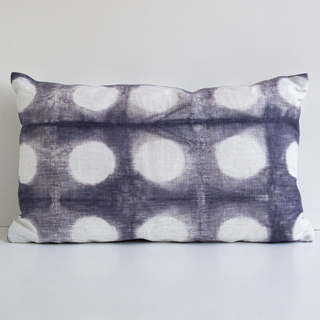 Set 2 Cojines Lino Lunares en Gris Shibori by Paula Délano