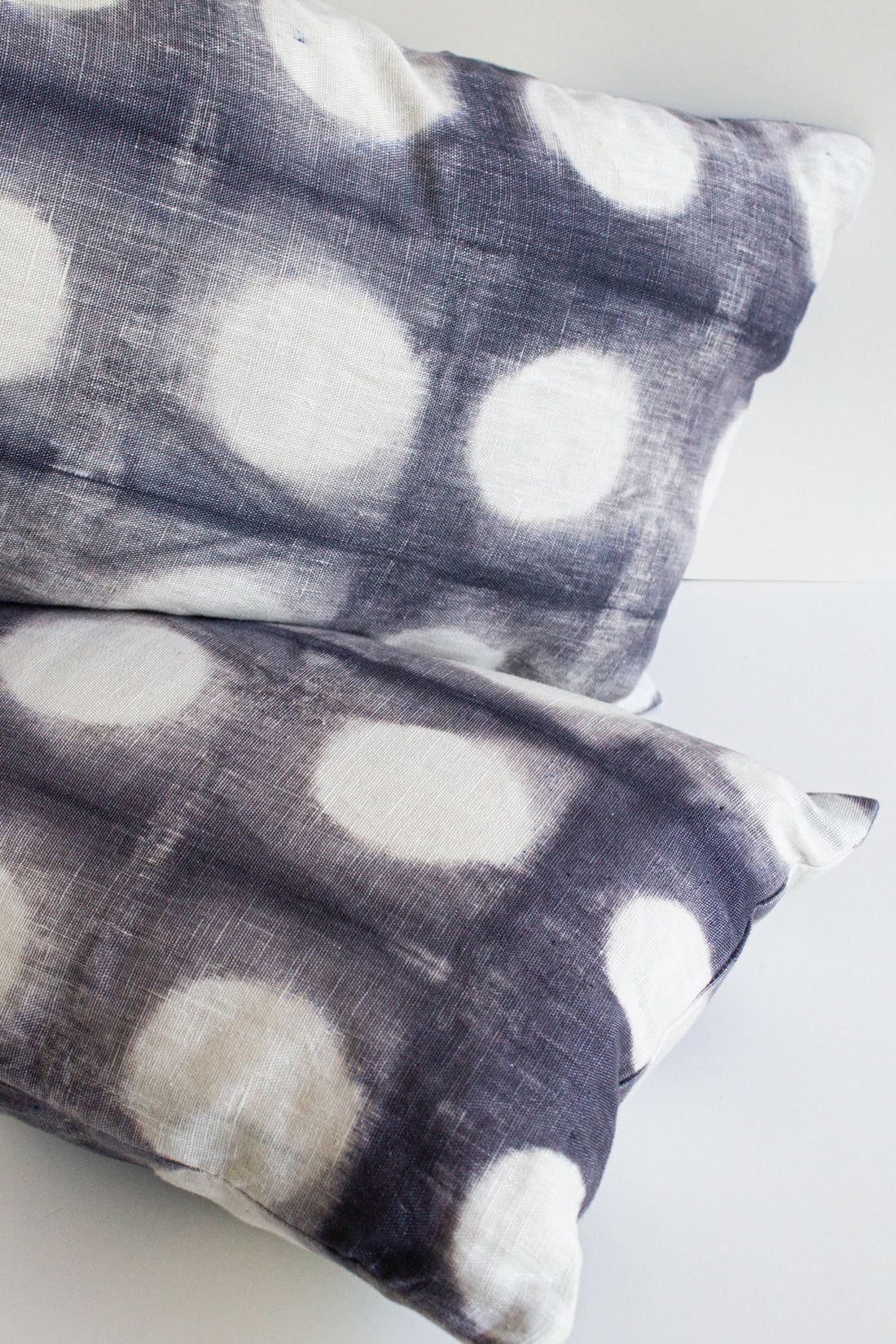 Set 2 Cojines Lino Lunares en Gris Shibori by Paula Délano