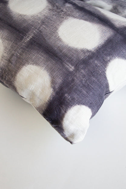 Set 2 Cojines Lino Lunares en Gris Shibori by Paula Délano