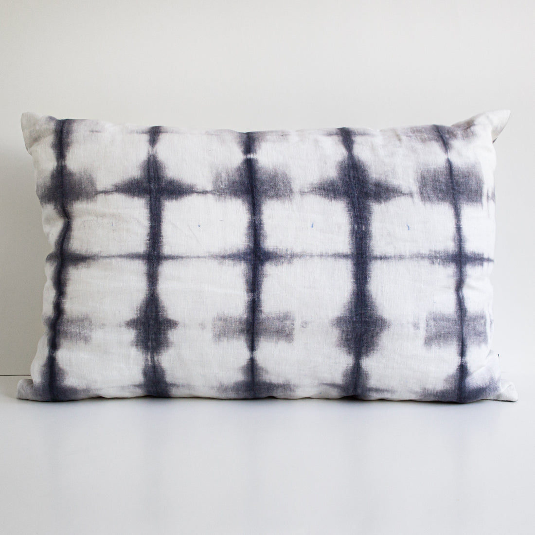 Set 2 Cojines Lino Trazos en Gris Shibori by Paula Délano