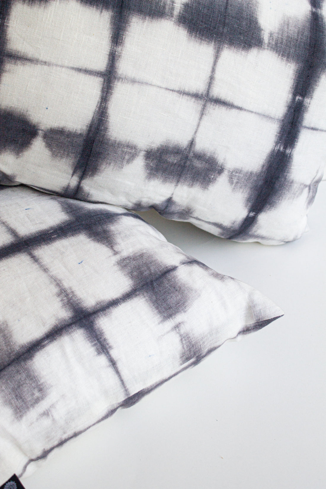 Set 2 Cojines Lino Trazos en Gris Shibori by Paula Délano