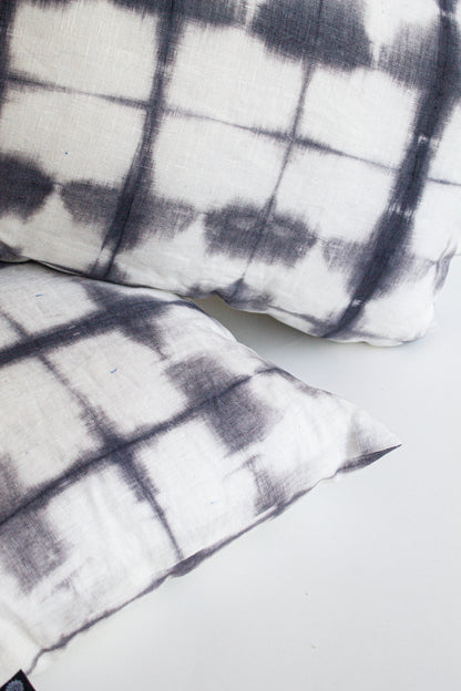 Set 2 Cojines Lino Trazos en Gris Shibori by Paula Délano