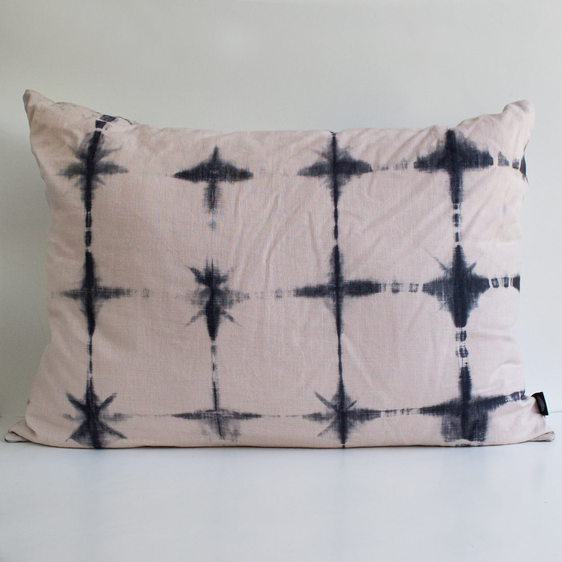 Set 2 Cojines Lino Trazos en Rosa II Gris Shibori by Paula Délano