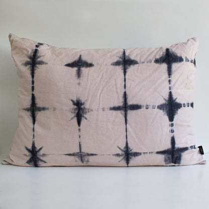 Set 2 Cojines Lino Trazos en Rosa II Gris Shibori by Paula Délano