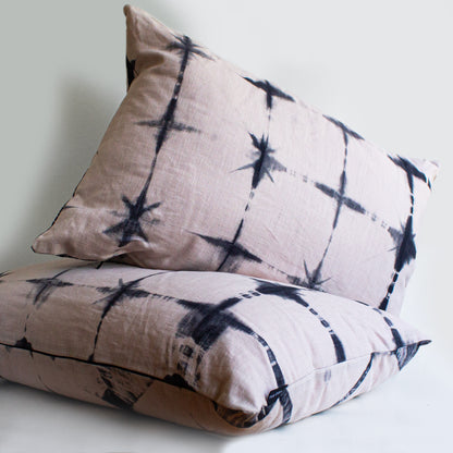 Set 2 Cojines Lino Trazos en Rosa II Gris Shibori by Paula Délano