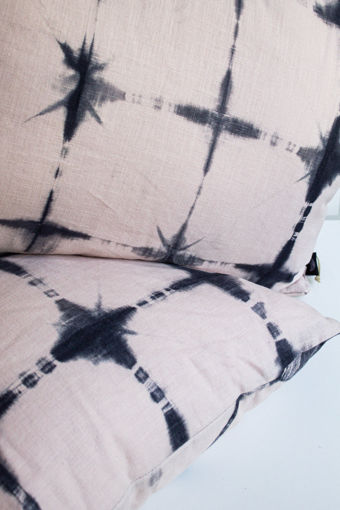 Set 2 Cojines Lino Trazos en Rosa II Gris Shibori by Paula Délano
