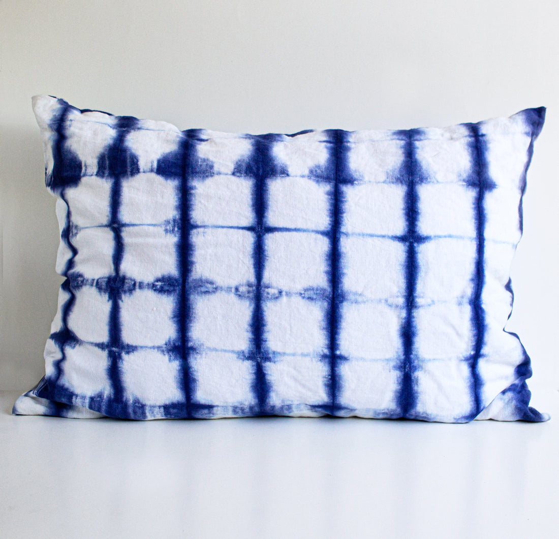 Set 2 Cojines Lino Trazos Marinos Shibori by Paula Délano