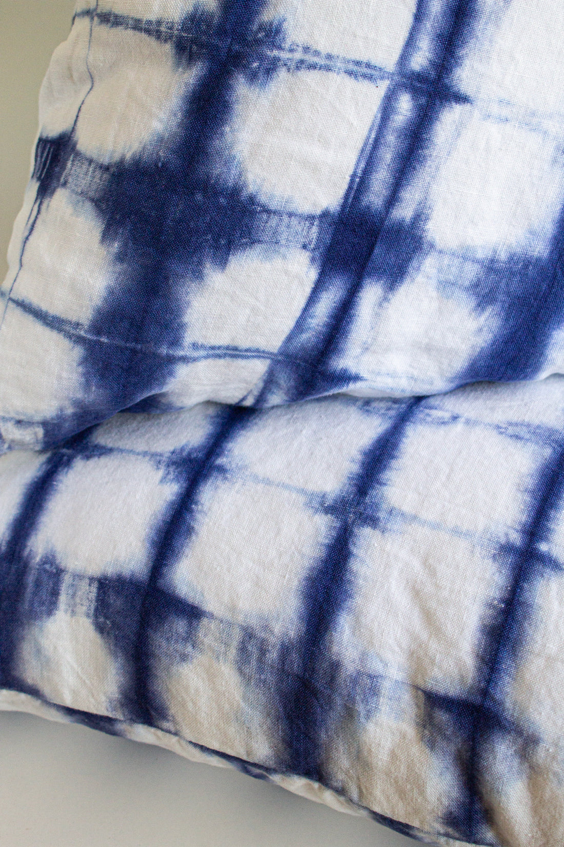 Set 2 Cojines Lino Trazos Marinos Shibori by Paula Délano