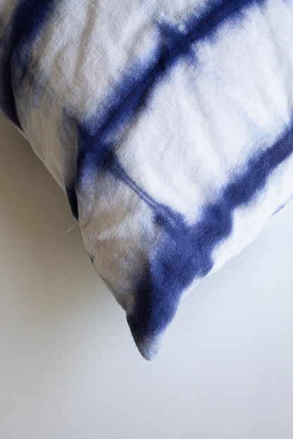 Set 2 Cojines Lino Trazos Marinos Shibori by Paula Délano