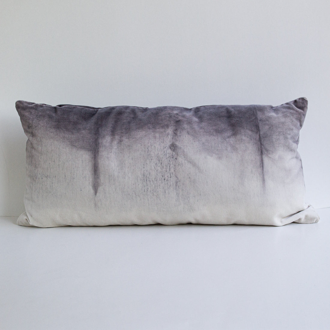 Set 2 Cojines Terciopelo de Algodón Marino en Gris Shibori by Paula Délano