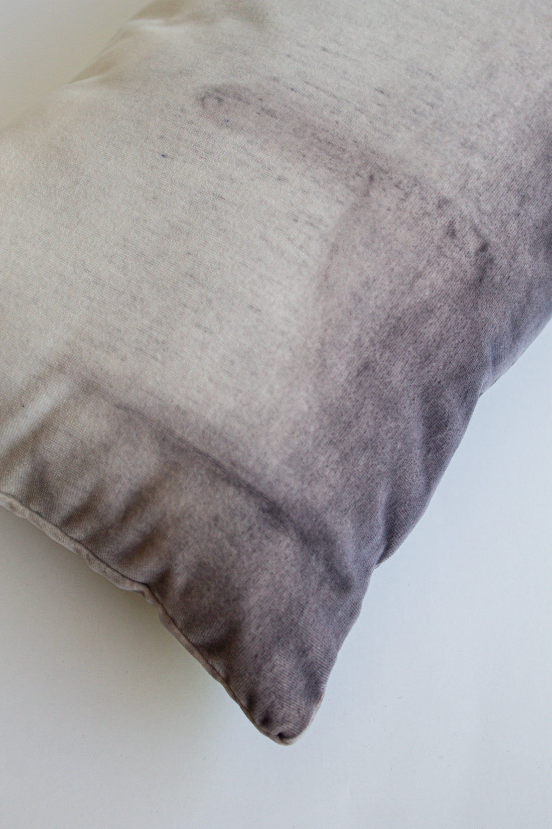 Set 2 Cojines Terciopelo de Algodón Marino en Gris Shibori by Paula Délano