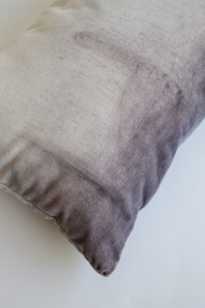 Set 2 Cojines Terciopelo de Algodón Marino en Gris Shibori by Paula Délano