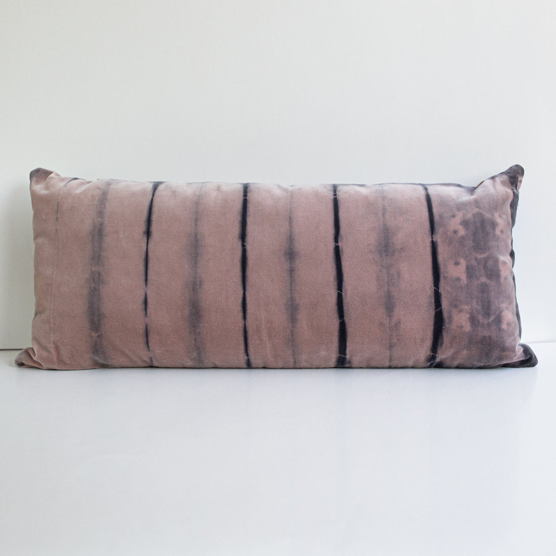 Set 2 Cojines Terciopelo de Algodón Líneas en Rosa Shibori by Paula Délano