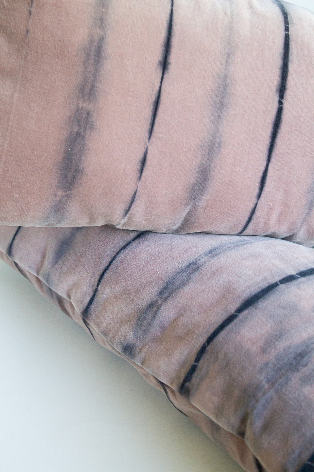 Set 2 Cojines Terciopelo de Algodón Líneas en Rosa Shibori by Paula Délano